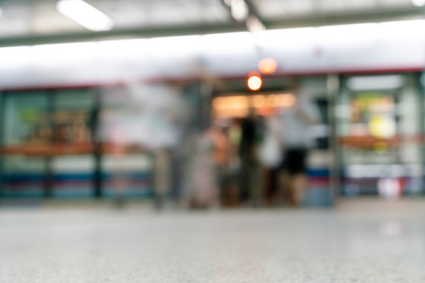 地铁站台上模糊的人群图片下载