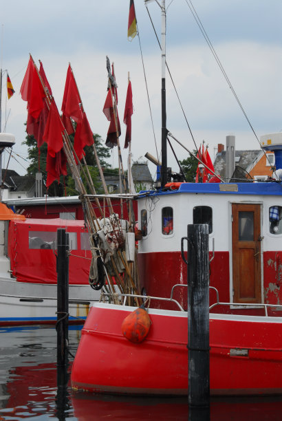 一艘小型渔船停靠在波罗的海港口图片下载