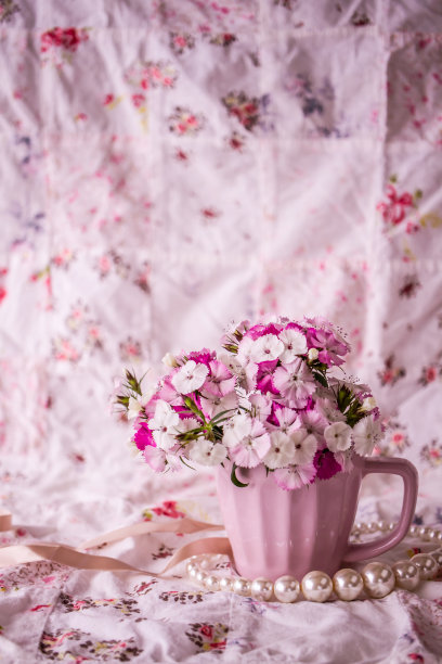 花织物和粉红色的花图片下载