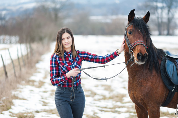 冬天骑马的年轻女子图片下载