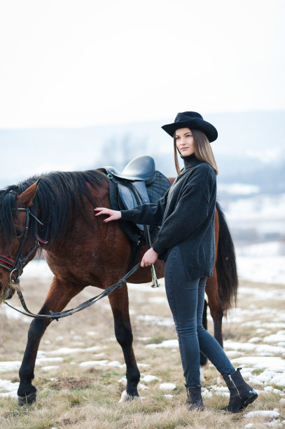 冬天骑马的年轻女子图片下载
