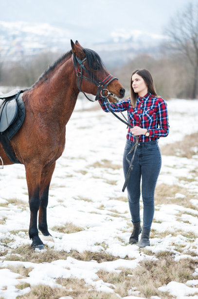 冬天骑马的年轻女子图片下载