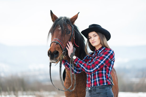 冬天骑马的年轻女子图片下载