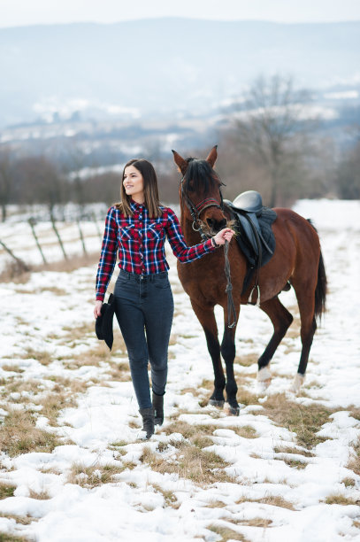 冬天骑马的年轻女子图片下载