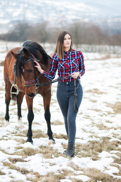冬天骑马的年轻女子图片下载