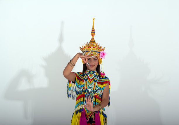 美丽的女人穿着泰国南部民间舞蹈服装，由彩色珠子制成，头上戴着头饰，练习和展示表演图片下载