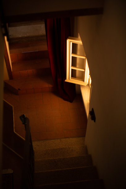 一扇开着的窗户图片下载