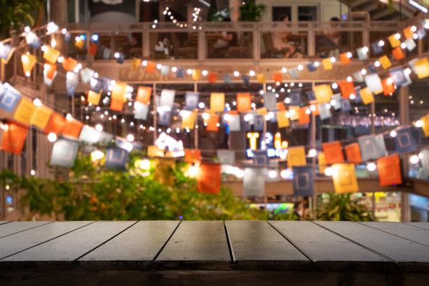 带有模糊节日活动派对户外人群背景的空木桌面图片下载