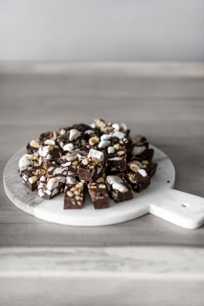 自制巧克力块，上面撒上坚果和棉花糖图片下载