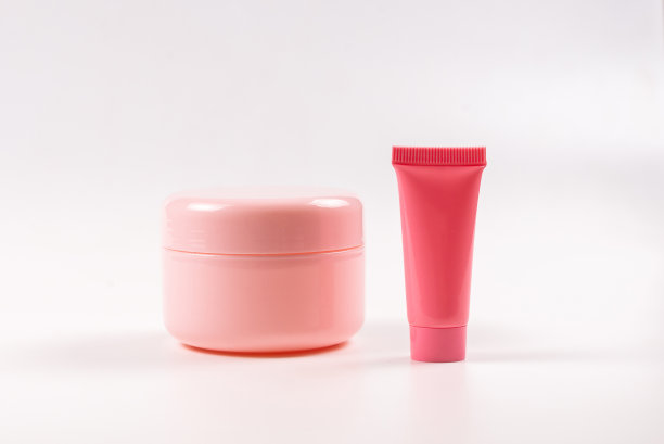 粉色塑料瓶用于卫生用品、化妆品、卫生用品上的白色背景。副本的空间。图片下载