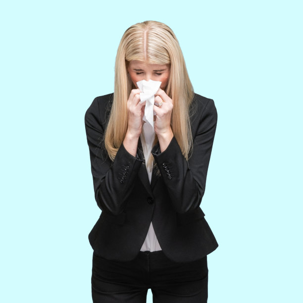 白人女商人站在有色背景下穿着商务服装图片下载