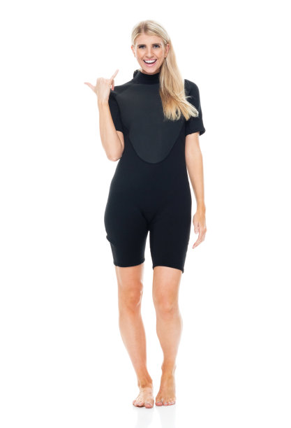 白人年轻女性穿着潜水服站在白色背景前图片下载