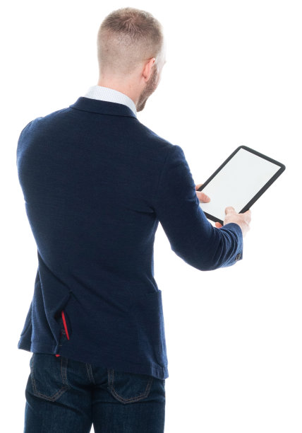 白人男性经理站在白色背景前，穿着商务休闲装，使用触摸屏图片下载