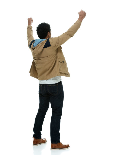 太平洋岛民，年轻男性穿着夹克站在白色背景前图片下载