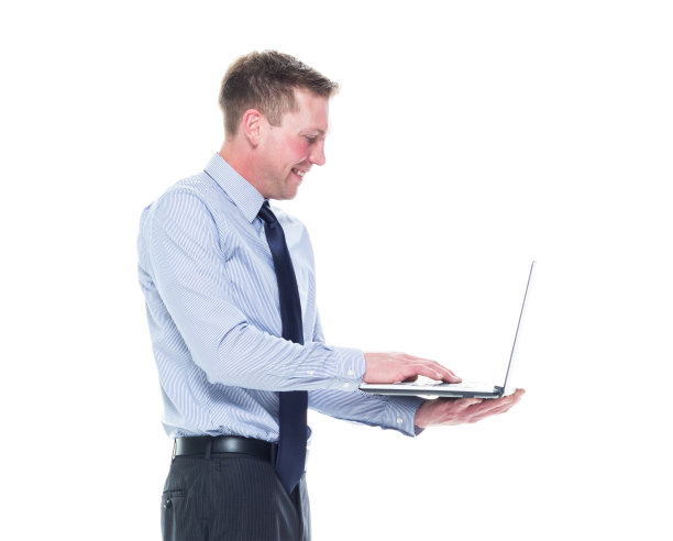 白人年轻男性商人站在白色背景前使用电脑图片下载