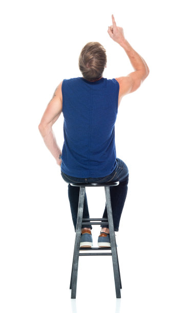 白种年轻男性穿着帆布鞋在白色背景前无袖休息图片下载