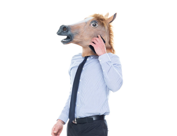 白人年轻男性商人穿着服装站在白色背景前使用手机图片下载