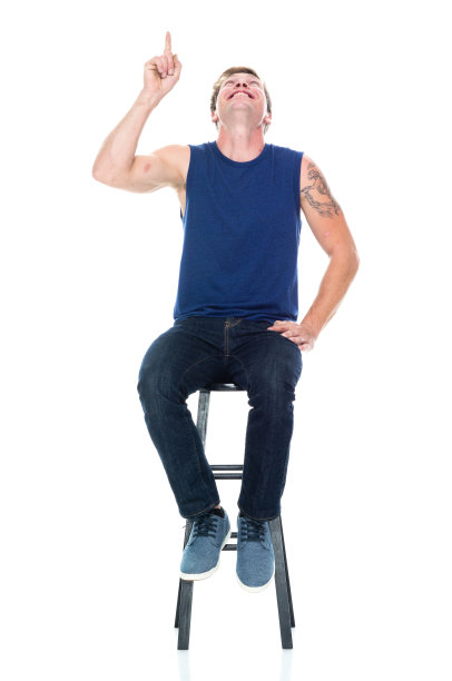 白种年轻男性穿着帆布鞋在白色背景前无袖休息图片下载