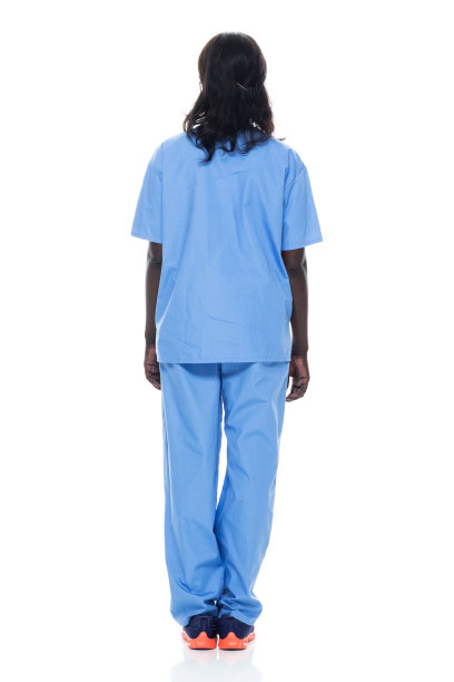 非裔美国女性穿着运动鞋站在白色背景前图片下载