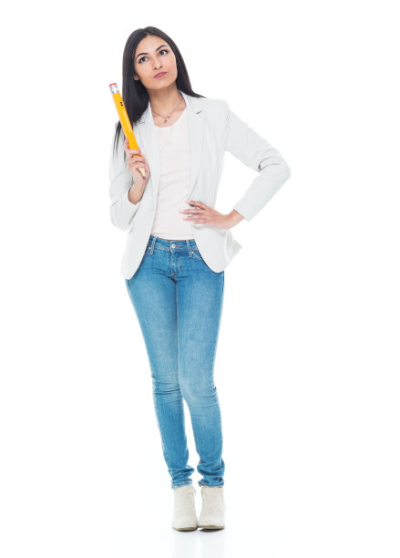 拉丁美洲和西班牙裔女学生站在白色背景穿着智能休闲和使用钢笔图片下载