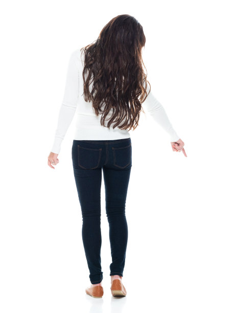 拉丁美洲和西班牙裔女性穿着牛仔裤站在白色背景前图片下载