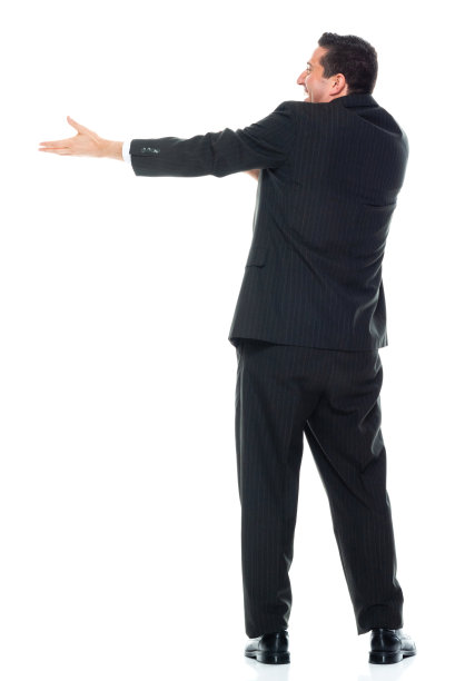 白人年轻男性主持人穿着商务服装站在白色背景前图片下载