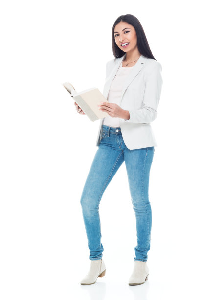 拉丁美洲和西班牙裔女大学生站在白色背景穿着牛仔裤和拿着书图片下载