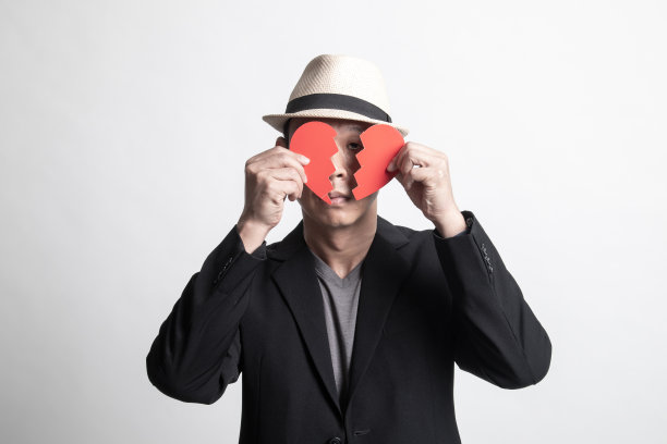 心碎的成年亚洲男人。图片下载