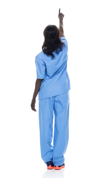 非裔美国女性穿着运动鞋站在白色背景前图片下载