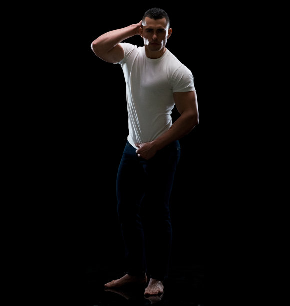 拉丁美洲和西班牙裔男性前面的黑色背景穿着t恤图片下载