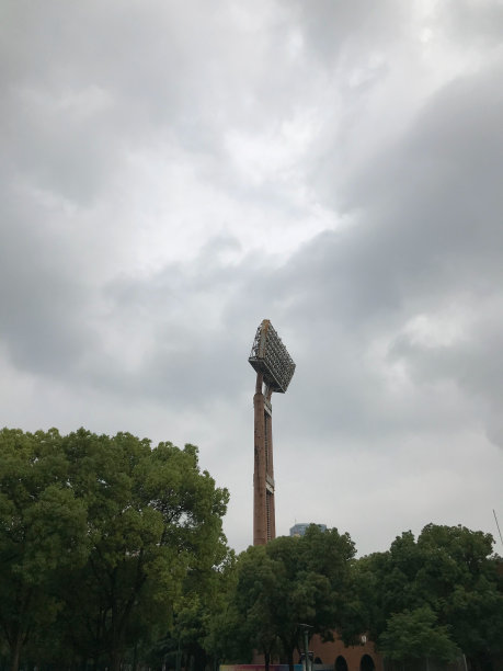 复古风格的体育场灯光设备在多云的天气在运动场上图片下载