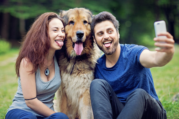 年轻夫妇与宠物狗自拍/视频通话图片下载