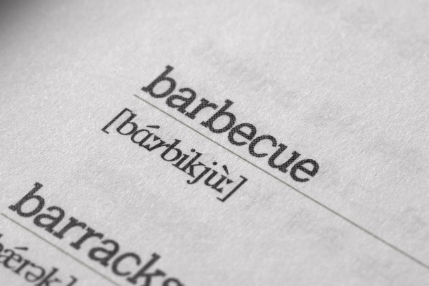 单词烧烤和音标字母。烧烤是一种你用来在露天烹饪的设备。图片下载