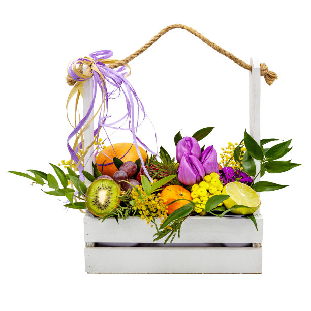 花束的水果和鲜花在一个木箱孤立的白色图片下载