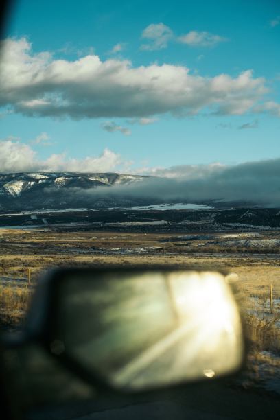 汽车照片，侧镜，背景山图片下载