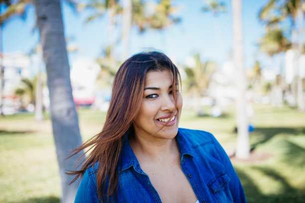 超重的拉丁成熟女人，头发凌乱的户外活动图片下载