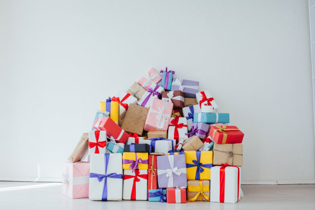 白色的房间里有很多五颜六色的礼物图片下载