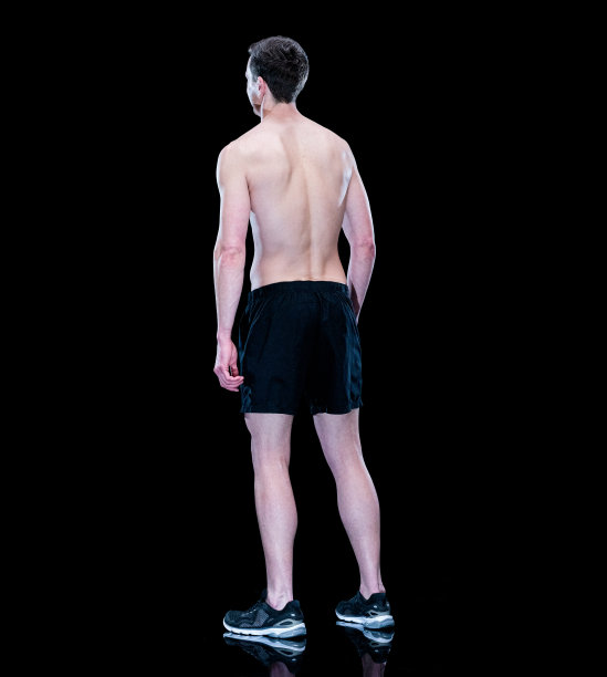 穿着跑步短裤在黑色背景前锻炼的年轻白人男运动员图片下载