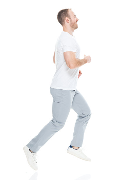 白人年轻男性穿着帆布鞋在白色背景前锻炼图片下载