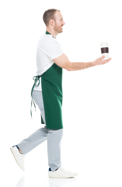 白人年轻男性咖啡师走在白色背景穿着衬衫和拿着咖啡杯图片下载