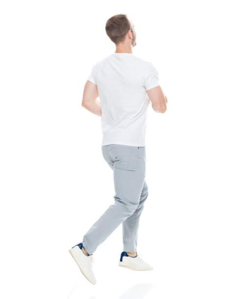 白人年轻男性穿着帆布鞋在白色背景前锻炼图片下载