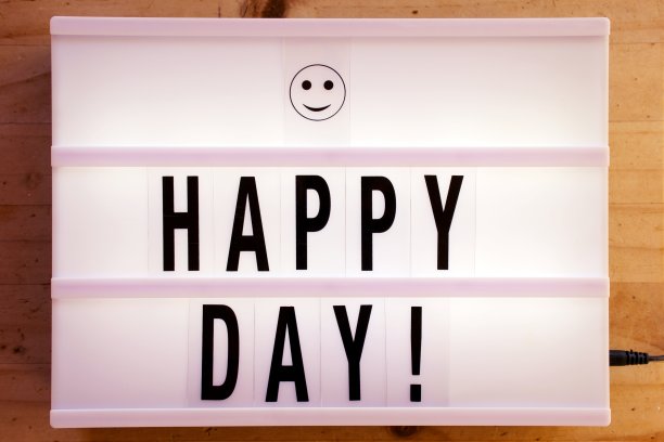 快乐的一天在灯箱趋势图片下载