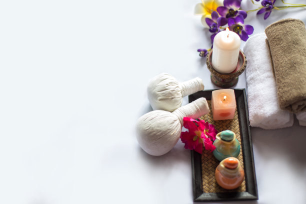 白色Spa按摩床上，蜡烛和按摩油Spa护理图片下载