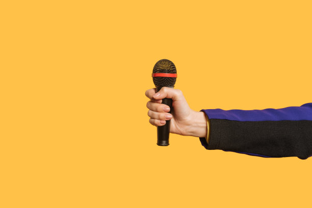 记者抱着麦克风孤立在黄色裁剪的观点图片下载