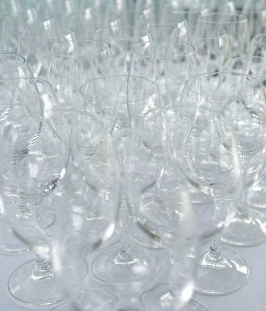 一排排干净的空杯子图片下载