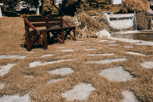后花园的复古风格木凳图片下载