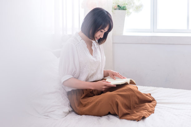 在室内手持饮品的亚洲少女，教育、科技或创业概念图片下载