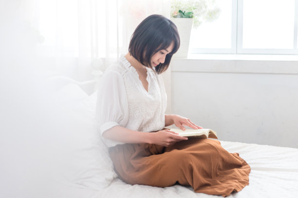 在室内手持饮品的亚洲少女，教育、科技或创业概念图片下载