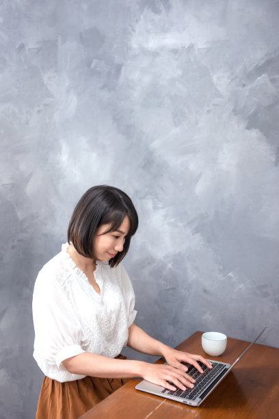 美丽亚洲女孩在咖啡馆用笔记本电脑学习创业图片下载