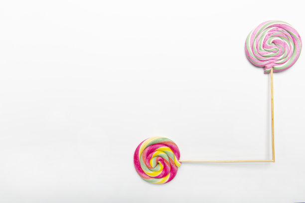 白色背景上的彩色糖果图片下载
